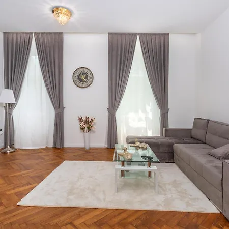 Daire In With Kitchen